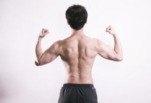 背中の筋肉を見せる男性