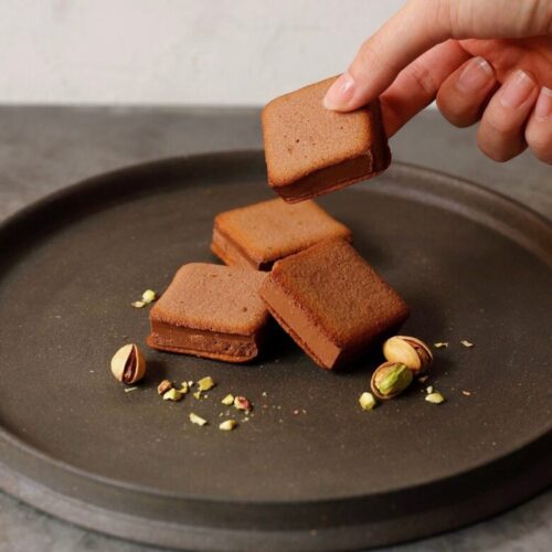 cacaosicは厚さ10mmのチョコを挟んだ新食感のチョコレートサンド