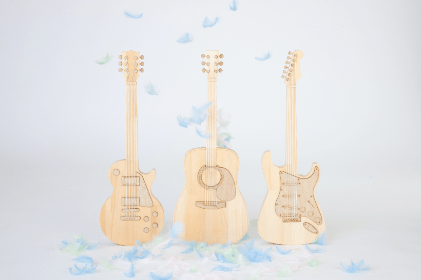 MIKI GAKKI Wood Collectionの木製ギターオブジェ「メモリアルギター」