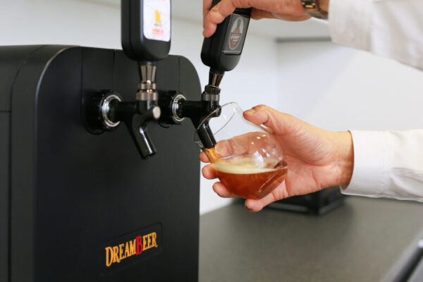 DREAM BEER（ドリームビア）のビールサーバーでビールを注ぐ人