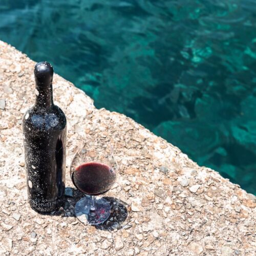 海底熟成ワインはワインボトルを海底に沈めて数ヶ月間熟成させたワイン