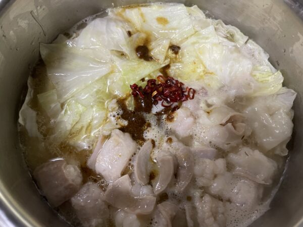 亀八の京もつ鍋はスープともつの後にキャベツを入れる