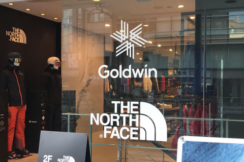 日本ではGOLDWIN（ゴールドウイン）が輸入販売しているノースフェイス
