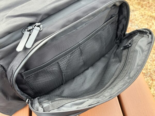 厚みが少ないものの収納に便利そうなRUMITUREのトレーナーバッグのフロントポケット