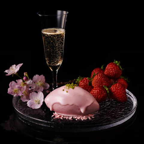 最高級のシャンパンドン・ペリニヨンと、その時期に一番美味しい苺が使用されたアイス春蕾