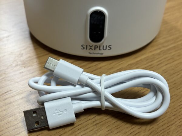 SIXPLUSのソルトランプアロマ加湿器はUSBタイプCで給電